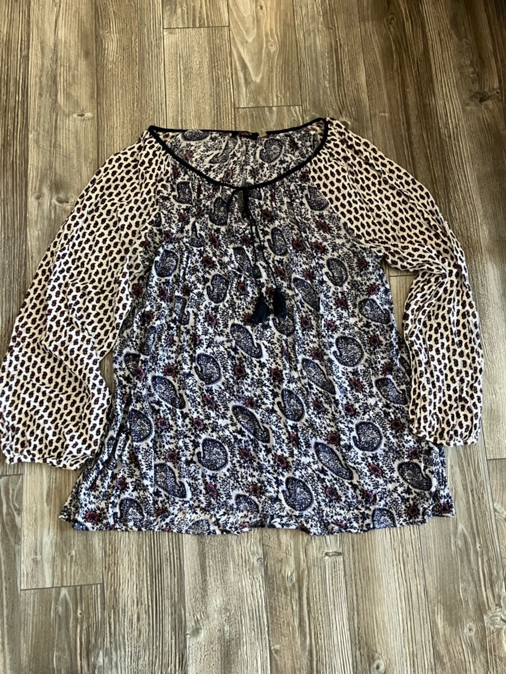 🌸Dex White and Navy Paisley Mix-Print Blouse with Burgundy Accents